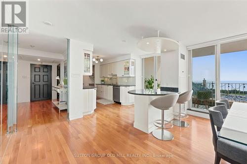 Island/Bar/Open Concept - 1908 - 2285 Lake Shore Boulevard W, Toronto, ON - Indoor