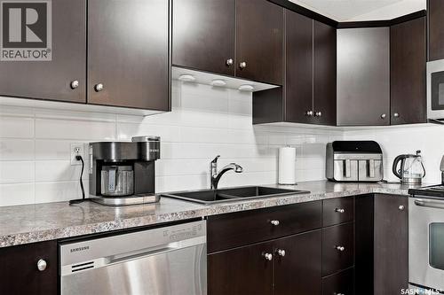 615 Peters Street, Warman, SK - Indoor Photo Showing Kitchen With Double Sink With Upgraded Kitchen