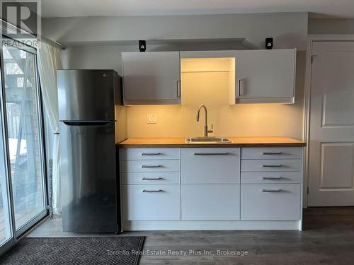 21 Nicholson Drive, Barrie, ON - Indoor Photo Showing Kitchen
