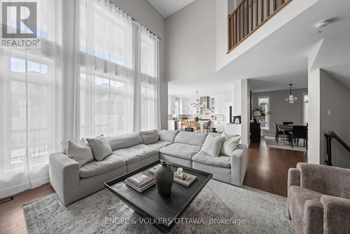 351 Shuttleworth Drive, Ottawa, ON - Indoor Photo Showing Living Room
