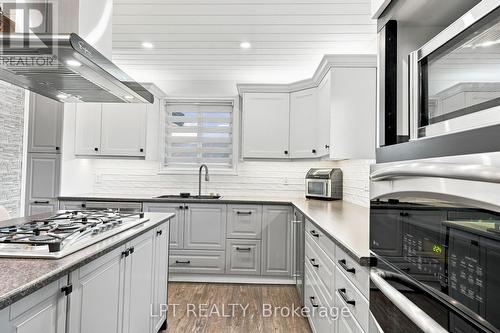 2628 Westshore Crescent, Severn, ON - Indoor Photo Showing Kitchen With Upgraded Kitchen
