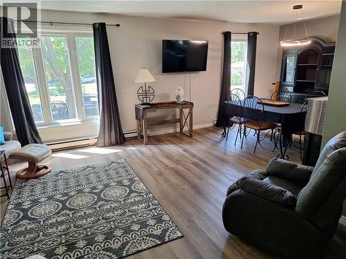 48 Crestlynn Crescent, Simcoe, ON - Indoor Photo Showing Living Room