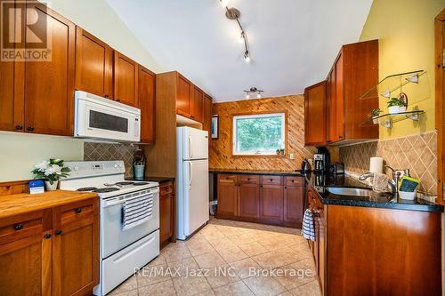 50 Long Island, Otonabee-South Monaghan, ON - Indoor Photo Showing Kitchen
