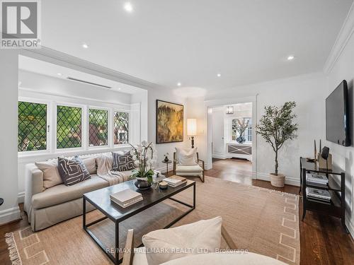 14 Pine Crescent, Toronto, ON - Indoor Photo Showing Living Room