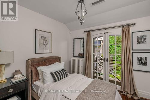 14 Pine Crescent, Toronto, ON - Indoor Photo Showing Bedroom