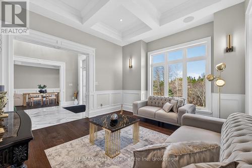 7645 Maltby Road E, Puslinch, ON - Indoor Photo Showing Living Room