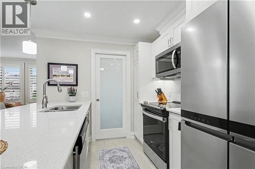 82 Szollosy Circle, Hamilton, ON - Indoor Photo Showing Kitchen With Double Sink With Upgraded Kitchen