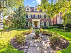 11 DEWBOURNE AVENUE Toronto, ON M5P 1Z3