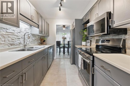 199 Saginaw Parkway Unit# 15, Cambridge, ON - Indoor Photo Showing Kitchen With Double Sink