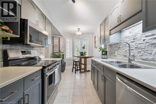 199 Saginaw Parkway Unit# 15, Cambridge, ON - Indoor Photo Showing Kitchen With Double Sink With Upgraded Kitchen