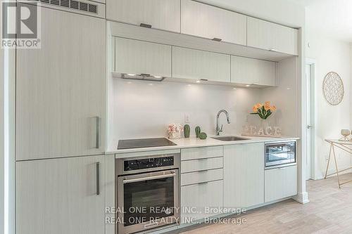 303 - 80 Vanauley Street, Toronto, ON - Indoor Photo Showing Kitchen