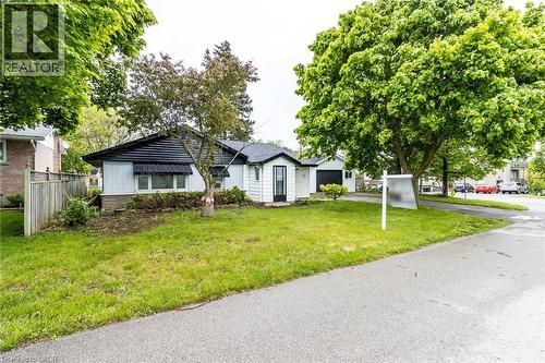 Single-story residence featuring a black-shingled roof and light-colored siding - 15 Spiers Crescent, Cambridge, ON - Outdoor