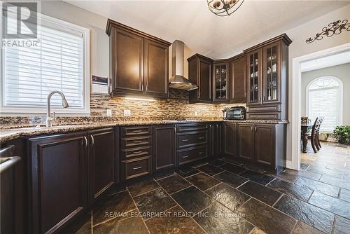 137 Pinehill Drive, Hamilton, ON - Indoor Photo Showing Kitchen With Upgraded Kitchen