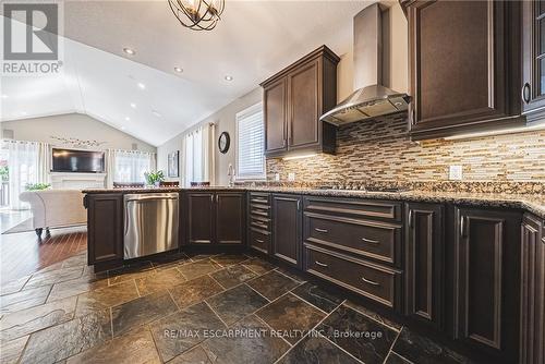 137 Pinehill Drive, Hamilton, ON - Indoor Photo Showing Kitchen With Upgraded Kitchen
