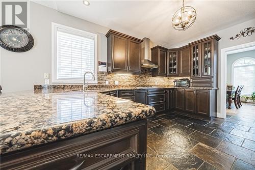 137 Pinehill Drive, Hamilton, ON - Indoor Photo Showing Kitchen With Upgraded Kitchen