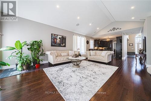 137 Pinehill Drive, Hamilton, ON - Indoor Photo Showing Living Room