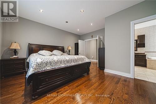 137 Pinehill Drive, Hamilton, ON - Indoor Photo Showing Bedroom