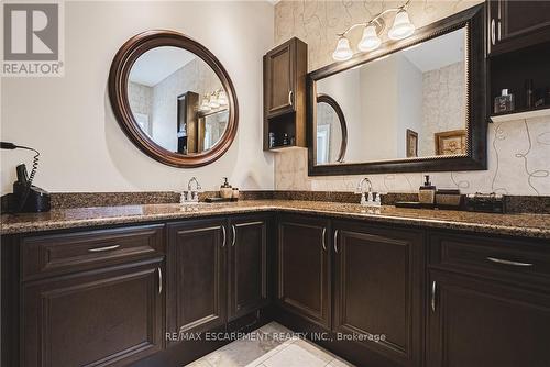 137 Pinehill Drive, Hamilton, ON - Indoor Photo Showing Bathroom