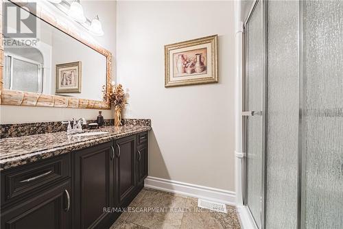 137 Pinehill Drive, Hamilton, ON - Indoor Photo Showing Bathroom