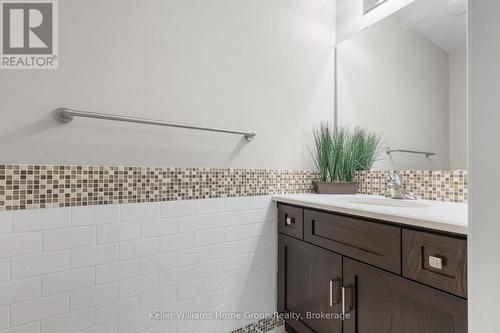 35 - 107 Westra Drive, Guelph (Willow West/Sugarbush/West Acres), ON - Indoor Photo Showing Bathroom