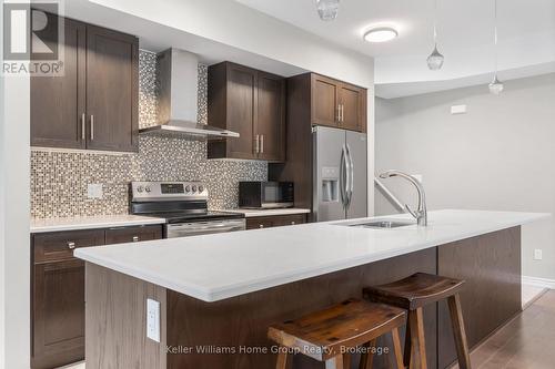 35 - 107 Westra Drive, Guelph (Willow West/Sugarbush/West Acres), ON - Indoor Photo Showing Kitchen With Upgraded Kitchen
