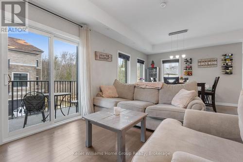 35 - 107 Westra Drive, Guelph (Willow West/Sugarbush/West Acres), ON - Indoor Photo Showing Living Room