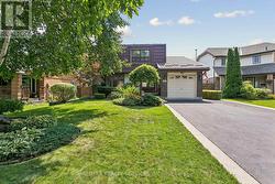 11 LONGBOURNE CRESCENT Brampton, ON L6S 2R8