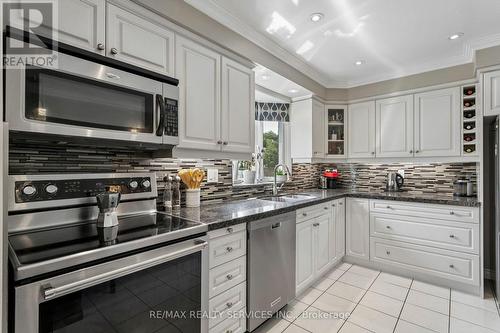 11 Longbourne Crescent, Brampton, ON - Indoor Photo Showing Kitchen With Stainless Steel Kitchen With Upgraded Kitchen