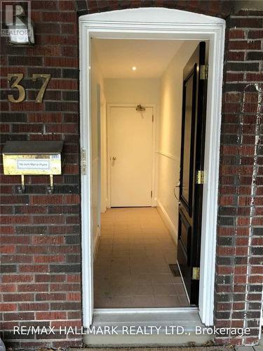UPPER - 37 LOLA ROAD , Toronto, Ontario M5P 1E5 2