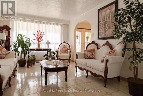 43 Henley Drive, Hamilton (Stoney Creek), ON - Indoor Photo Showing Living Room