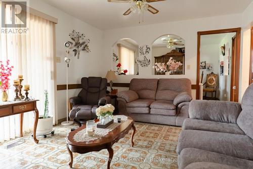 43 Henley Drive, Hamilton (Stoney Creek), ON - Indoor Photo Showing Living Room