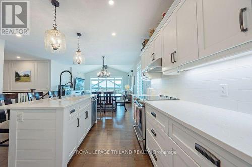 33 White Tail Path, St. Thomas, ON - Indoor Photo Showing Kitchen With Upgraded Kitchen
