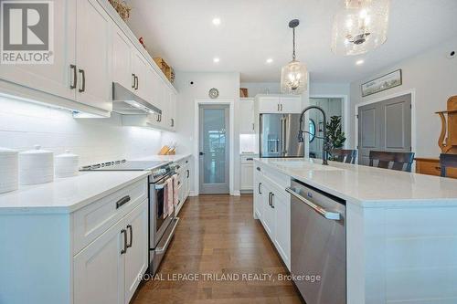 33 White Tail Path, St. Thomas, ON - Indoor Photo Showing Kitchen With Upgraded Kitchen