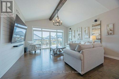 33 White Tail Path, St. Thomas, ON - Indoor Photo Showing Living Room