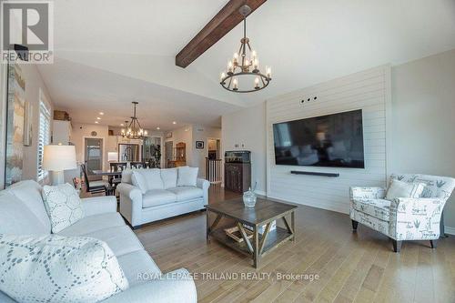 33 White Tail Path, St. Thomas, ON - Indoor Photo Showing Living Room