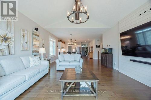 33 White Tail Path, St. Thomas, ON - Indoor Photo Showing Living Room