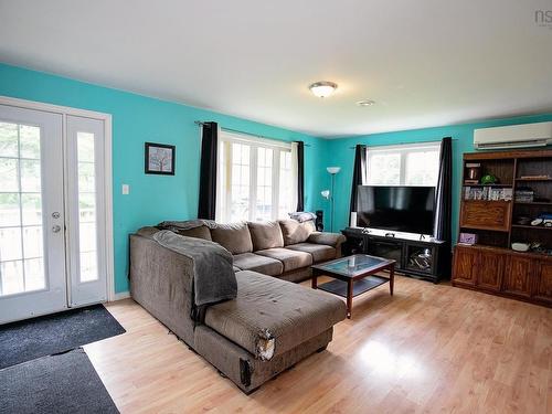 550 Mines Road, Chignecto, NS - Indoor Photo Showing Living Room