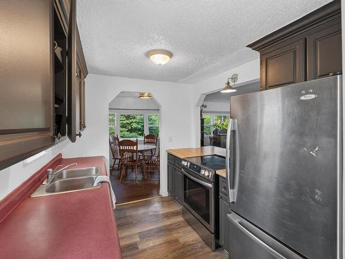 23 Lakeview Drive, Cornwall, PE - Indoor Photo Showing Kitchen With Double Sink