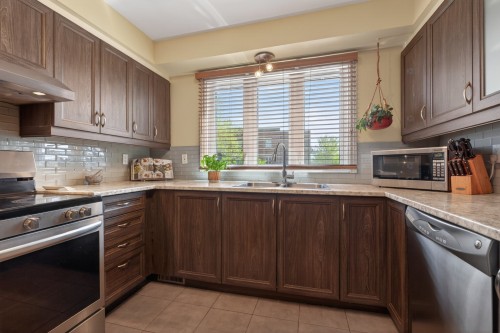 Cuisine - 2-121 Av. Vanguard, Pointe-Claire, QC - Indoor Photo Showing Kitchen With Double Sink