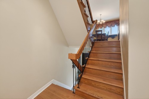 Escalier - 2-121 Av. Vanguard, Pointe-Claire, QC - Indoor Photo Showing Other Room