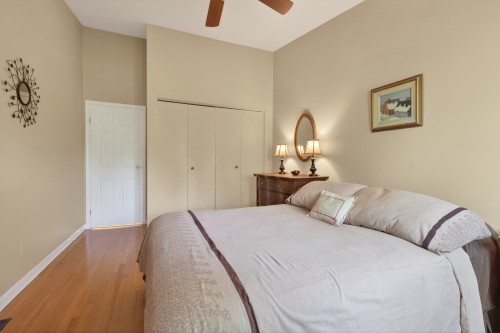 Chambre à coucher principale - 2-121 Av. Vanguard, Pointe-Claire, QC - Indoor Photo Showing Bedroom