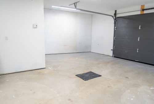 Garage - 317 388E Avenue, Saint-Hippolyte, QC - Indoor Photo Showing Garage