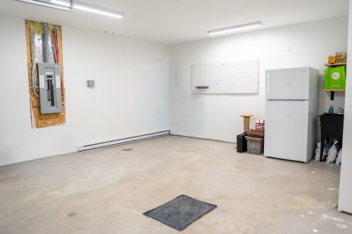 Garage - 317 388E Avenue, Saint-Hippolyte, QC - Indoor Photo Showing Garage