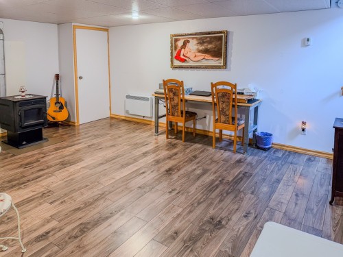 Salle familiale - 382 Ch. Du Lac-Long, Blue Sea, QC - Indoor