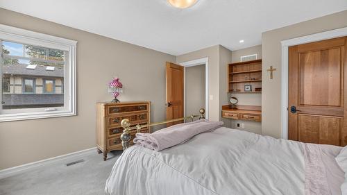 523 Metcalfe Avenue, Kelowna, BC - Indoor Photo Showing Bedroom