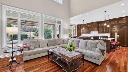 523 Metcalfe Avenue, Kelowna, BC - Indoor Photo Showing Living Room