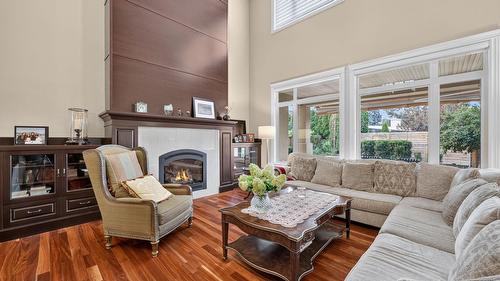 523 Metcalfe Avenue, Kelowna, BC - Indoor Photo Showing Living Room With Fireplace