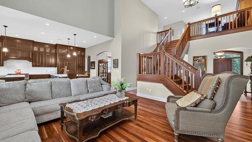 523 Metcalfe Avenue, Kelowna, BC - Indoor Photo Showing Living Room