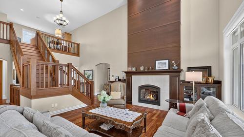 523 Metcalfe Avenue, Kelowna, BC - Indoor Photo Showing Living Room With Fireplace
