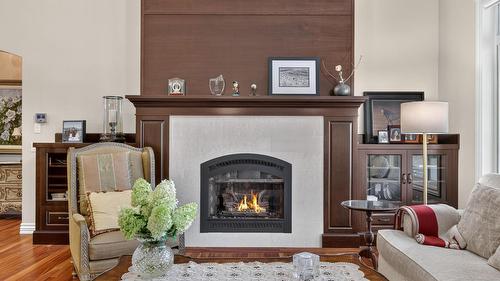 523 Metcalfe Avenue, Kelowna, BC - Indoor Photo Showing Living Room With Fireplace